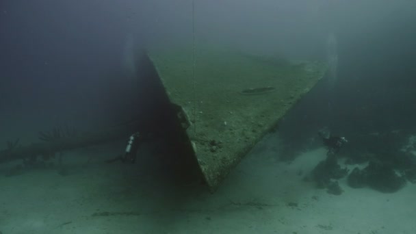 Лук Затонувшего Корабля Карибском Море Два Водолаза Сторону Bonaire — стоковое видео