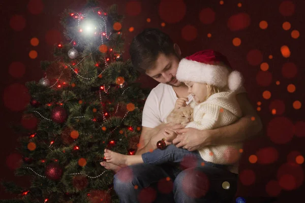 Felices Fiestas Padre Hija Jugando Con Gato Cerca Del Árbol — Foto de Stock