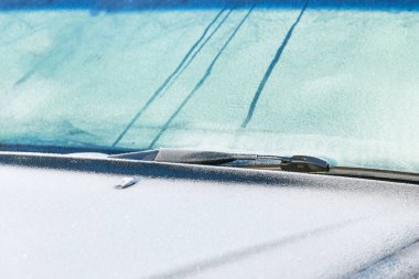 Siyah araba yolcu tarafı donmuş ayna. İlk frost.