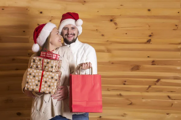 Mujer Joven Joven Con Barba Sombrero Papá Noel Sosteniendo Regalos — Foto de Stock