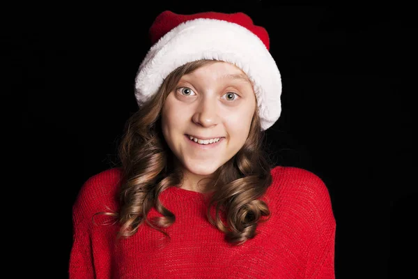 Eccitato Bambina Maglione Rosso Cappello Babbo Natale Guardando Spettatore Ridendo — Foto Stock