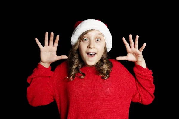 Emocionada Niña Con Suéter Rojo Sombrero Santa Mira Espectador Ríe — Foto de Stock