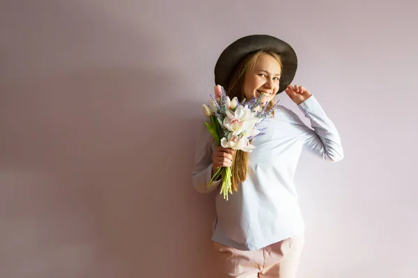 Una Joven Hermosa Con Pelo Largo Rubio Disuelto Sombrero Fieltro — Foto de Stock