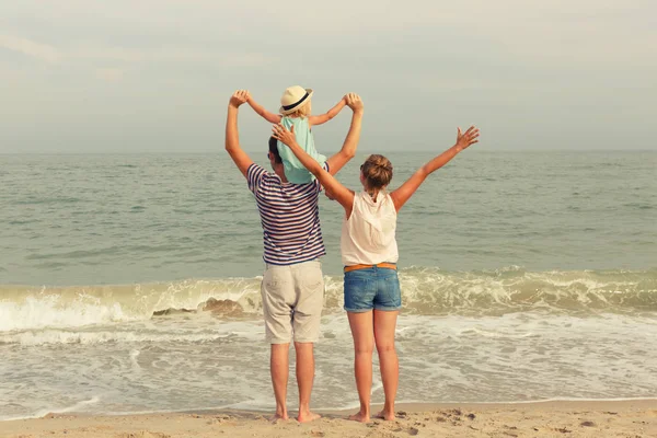 幸せな家族 母と娘は 海辺に立っています 背面図 — ストック写真