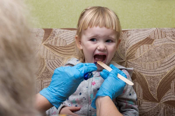 Pediatra Guarda Gola Una Ragazza Malata Visita Domicilio — Foto Stock
