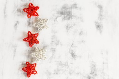 Noel arka plan. Beyaz vintage arka plan üzerinde kırmızı ve beyaz el yapımı yıldız. Kopya alanı.
