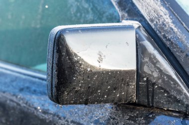 Siyah araba yolcu tarafı donmuş ayna. İlk frost.