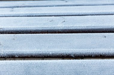 Evin önünde ahşap Bank buzlu. İlk frost.