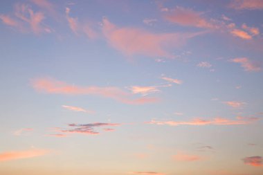 Günbatımı mavi, pembe ve turuncu gökyüzü.