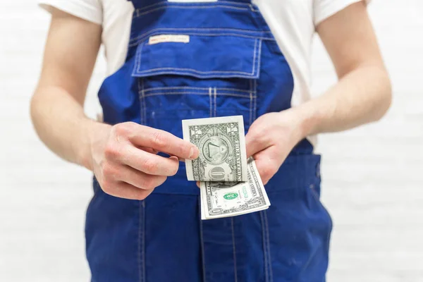 Een Man Een Arbeiders Pak Telt Geld Voor Reparaties Selectieve — Stockfoto