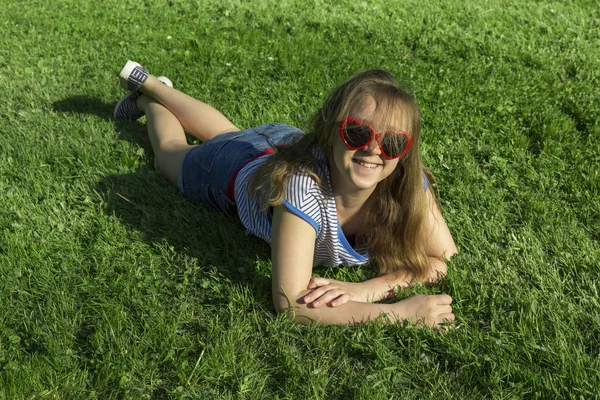 Sorriso Feliz Bela Jovem Menina Spanding Tempo Parque Cidade Óculos — Fotografia de Stock