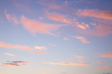 Günbatımı mavi, pembe ve turuncu gökyüzü.