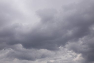 Kara bulutlu fırtınalı gökyüzü.