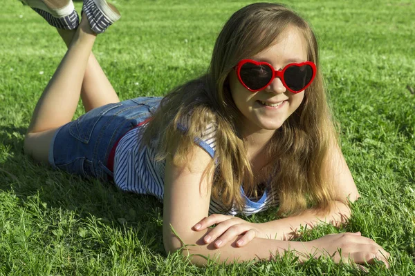 Sorriso Feliz Bela Jovem Menina Spanding Tempo Parque Cidade Óculos — Fotografia de Stock