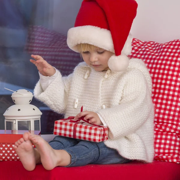 Familia Feliz Una Niña Pequeña Con Sombrero Santa Sienta Alféizar — Foto de Stock