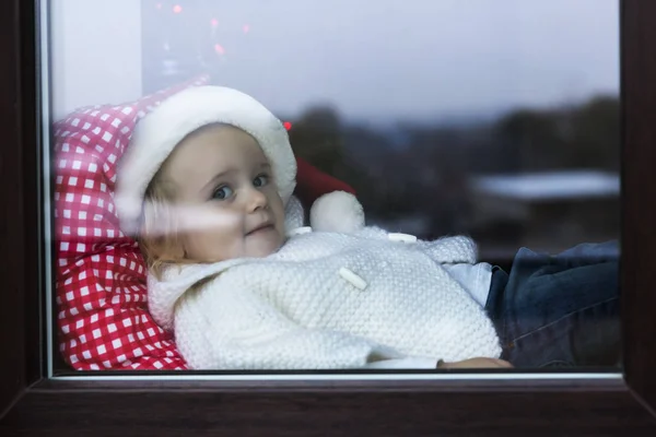 Familia Feliz Niña Con Una Gorra Pequeña Sentada Alféizar Ventana — Foto de Stock