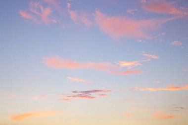 Günbatımı mavi, pembe ve turuncu gökyüzü.