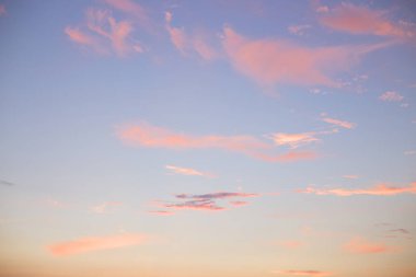Günbatımı mavi, pembe ve turuncu gökyüzü.