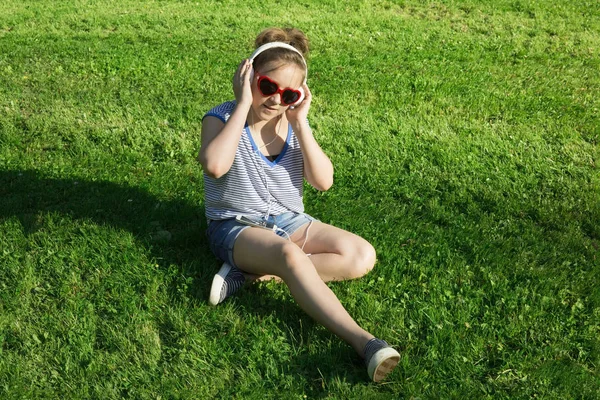 Jonge Mooie Tiener Meisje Met Blond Haar Luister Muziek Witte — Stockfoto