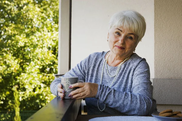 Oturma Bir Fincan Çay Kurabiye Terasta Gülümseyen Güzel Sarışın Emekli — Stok fotoğraf