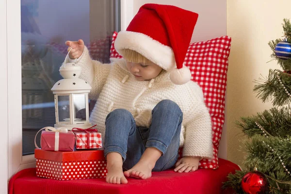 Familia Feliz Una Niña Pequeña Con Sombrero Santa Sienta Alféizar — Foto de Stock