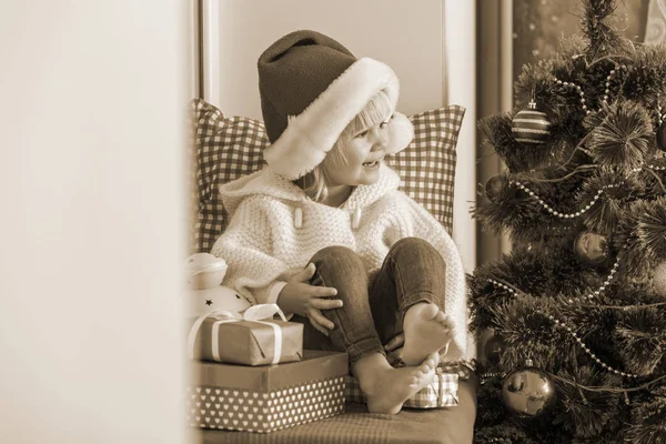 Familia Feliz Una Niña Pequeña Con Sombrero Santa Sienta Alféizar — Foto de Stock