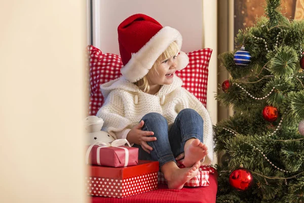 Familia Feliz Una Niña Pequeña Con Sombrero Santa Sienta Alféizar — Foto de Stock