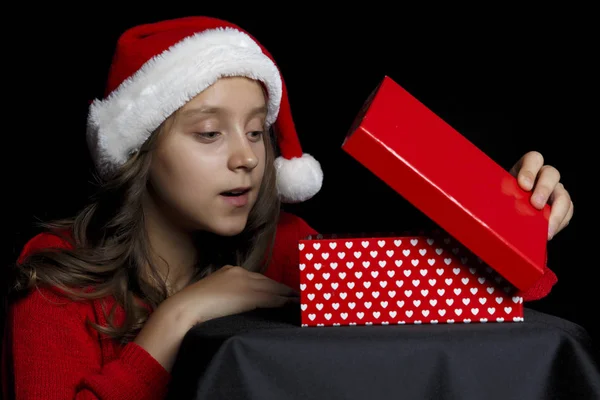 Feliz Navidad Una Joven Con Suéter Rojo Sombrero Papá Noel — Foto de Stock