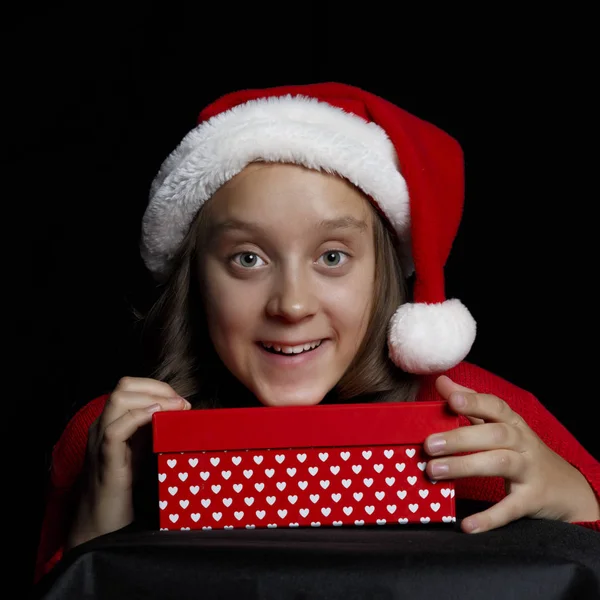 Счастливого Рождества Молодая Девушка Красном Свитере Шляпе Санта Клауса Держит — стоковое фото