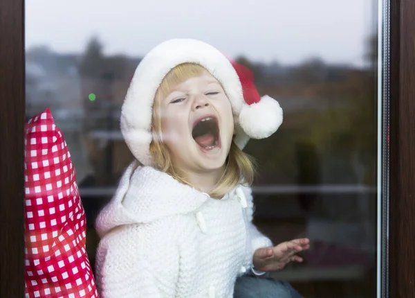 Familia Feliz Niña Con Una Gorra Pequeña Sentada Alféizar Ventana — Foto de Stock