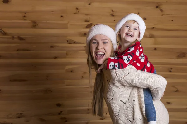 Uma Bela Mãe Com Uma Pequena Filha Chapéu Papai Noel — Fotografia de Stock