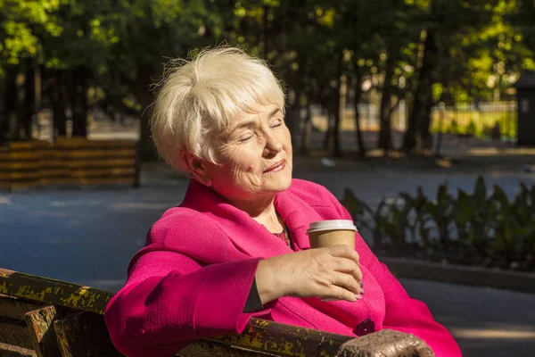 Kentsel Bir Parkta Bir Bankta Oturmuş Bir Güzel Gülümseyen Emekli — Stok fotoğraf