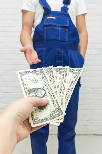 Cliente Pagará Empreiteiro Pelo Trabalho Realizado Mão Feminina Dinheiro Mãos — Fotografia de Stock