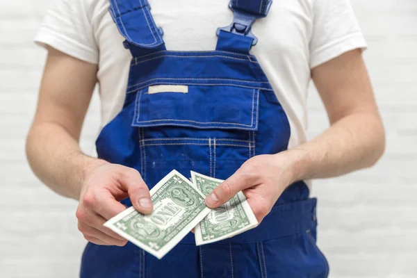 Homem Fato Operário Conta Dinheiro Para Reparações Foco Seletivo — Fotografia de Stock