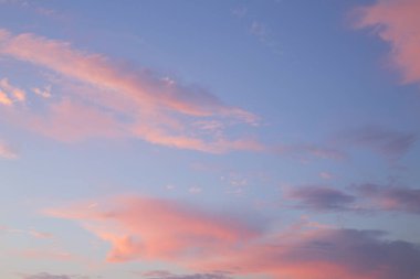 Günbatımı mavi, pembe ve turuncu gökyüzü.