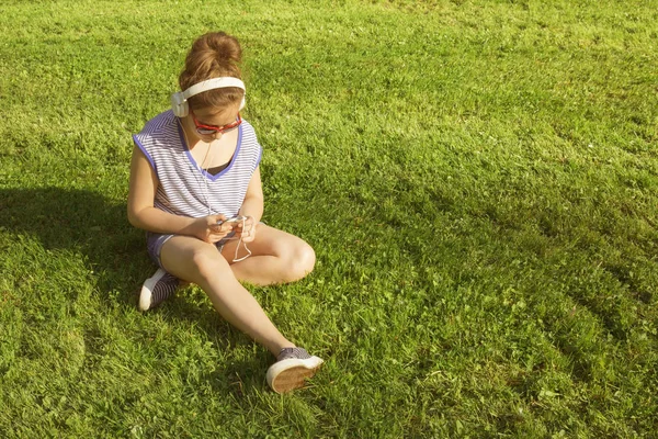 Joven Chica Adolescente Bonita Con Pelo Rubio Escuchar Música Auriculares — Foto de Stock