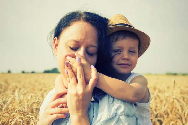 Bonne Famille Maman Son Fils Rient Parlent Sur Champ Blé — Photo