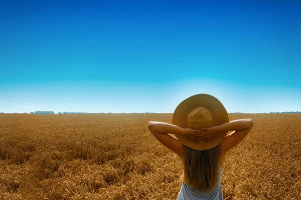 Menina Loira Bonita Nova Feliz Olhando Para Sol Zênite Ela — Fotografia de Stock