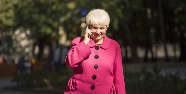 Красива Старша Жінка Йде Розмовляє Телефону Міському Парку Сонячний День — стокове фото
