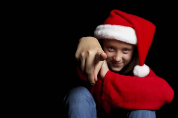 Feliz Navidad Chica Joven Suéter Rojo Gorra Santa Está Sonriendo — Foto de Stock