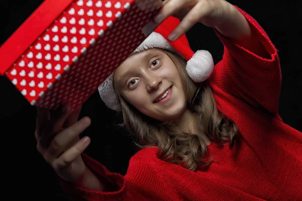 Feliz Navidad Una Joven Con Suéter Rojo Sombrero Papá Noel — Foto de Stock