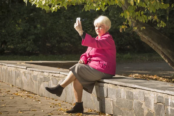 Güzel Sarışın Kadın Kıdemli Selfie Bir Telefonda Güneşli Bir Günde — Stok fotoğraf