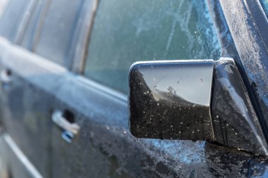 Siyah araba yolcu tarafı donmuş ayna. İlk frost.