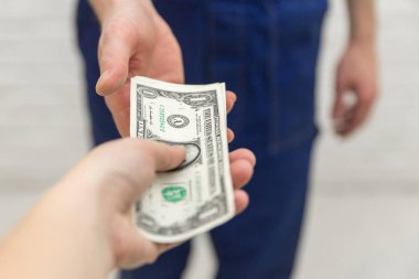 İstemcinin yüklenici gerçekleşen çalışma için ödeyecek. Kadınsı el erkekler eller için para verir. Ekonomi kavramı.