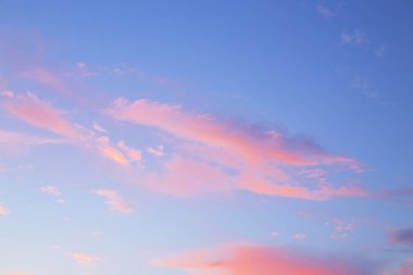 Günbatımı mavi, pembe ve turuncu gökyüzü.