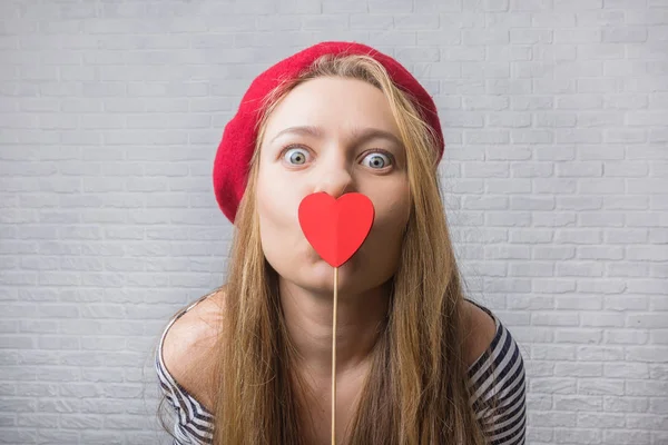 Jovencita Divertida Sosteniendo Corazón Papel Rojo Riéndose Cámara Día San — Foto de Stock