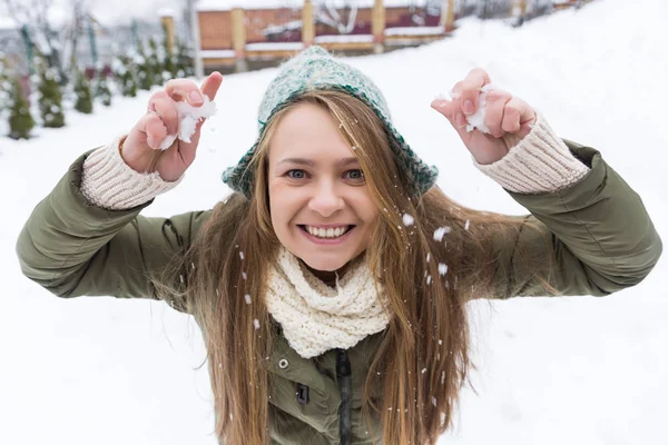 Una Giovane Bella Ragazza Con Lunghi Capelli Biondi Gode Della — Foto Stock