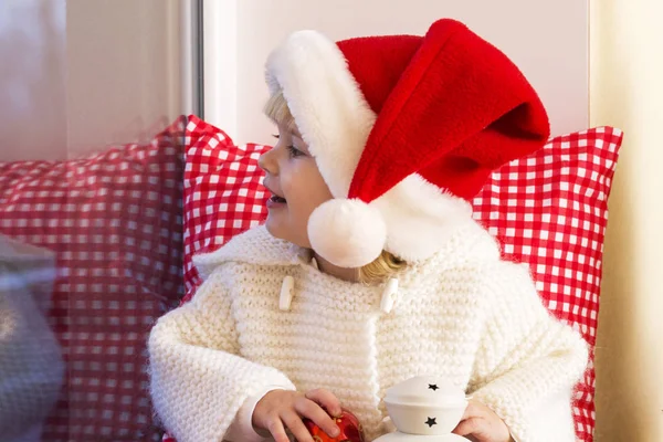 Familia Feliz Una Niña Pequeña Con Sombrero Santa Sienta Alféizar — Foto de Stock