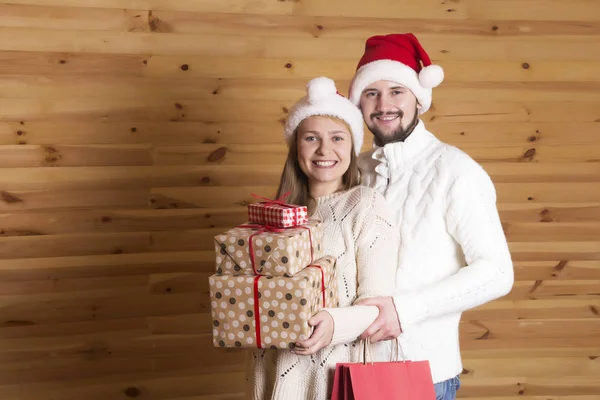 Mujer Joven Joven Con Barba Sombrero Papá Noel Sosteniendo Regalos — Foto de Stock