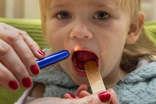 Scarlatina Pediatrul Uită Fată Bolnavă Lanternă Medicală Vizita Domiciliu — Fotografie, imagine de stoc